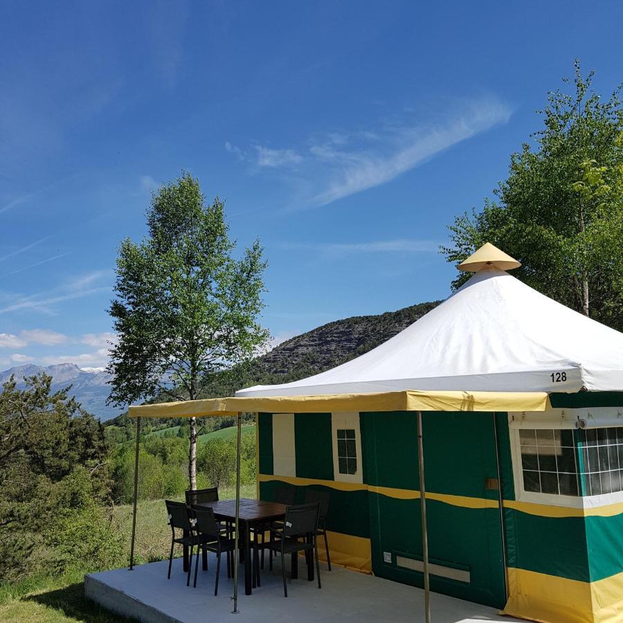 Village De Chalets Et Camping La Pierre De L'Aigle La Bréole Buitenkant foto