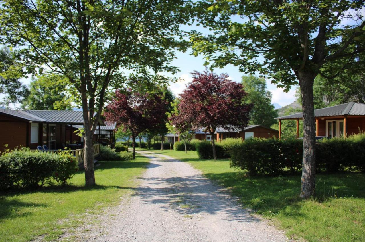 Village De Chalets Et Camping La Pierre De L'Aigle La Bréole Buitenkant foto