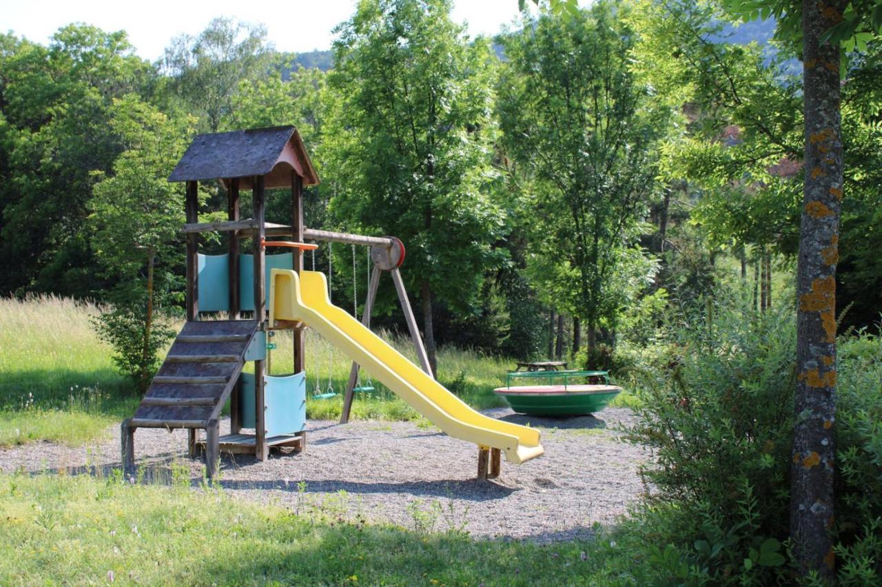 Village De Chalets Et Camping La Pierre De L'Aigle La Bréole Buitenkant foto